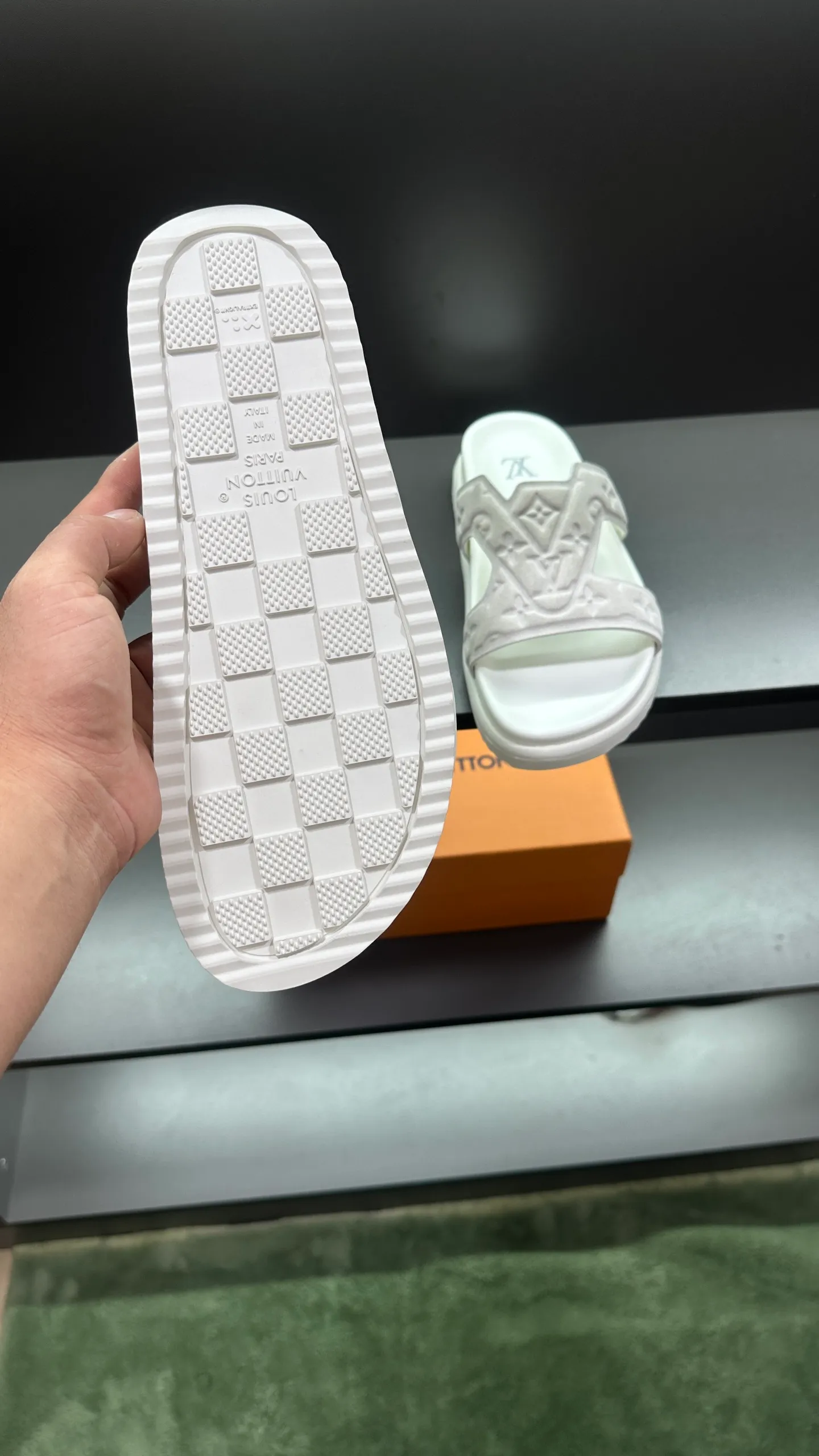 P320 🔍LV Men's Spring and Summer Slippers Counter Synchronization. The uppers are imported cowhide fabric from Italy, with logo graphics and high-quality craftsmanship. The soles are: original soles specially provided by the original factory. The exclusive movable molded soles are super comfortable. The original factory follows the order. 🔍🔍High quality. You can enter and leave the counter at will. Welcome to compare. Code number 38-45 No. 058